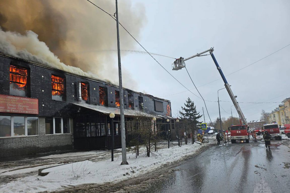 В Нижнем Тагиле спасатели тушат крупный пожар в кафе - «Уральский рабочий»